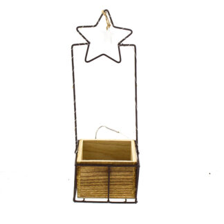 Houten planter naturel vierkant 12x12 H8cm met metalen boog ster met witte ster hanger met 10x led H38cm