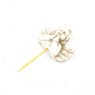 Engel keramiek (M) breedte: 11,2cm H9cm grijs op steker 8cm