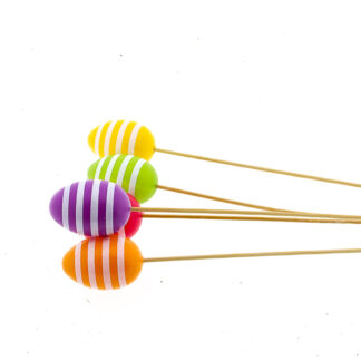 Ei geel/roze/oranje/paars/groen (mixed) met witte strepen 6x4cm op steker 50cm