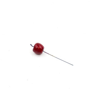 Appel donker rood (met iets geel) D3,5cm op steker 9cm (140.2020)