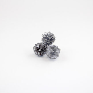 Dennenappel 3/4cm x3 naturel met zilvere glitters op steker 8cm